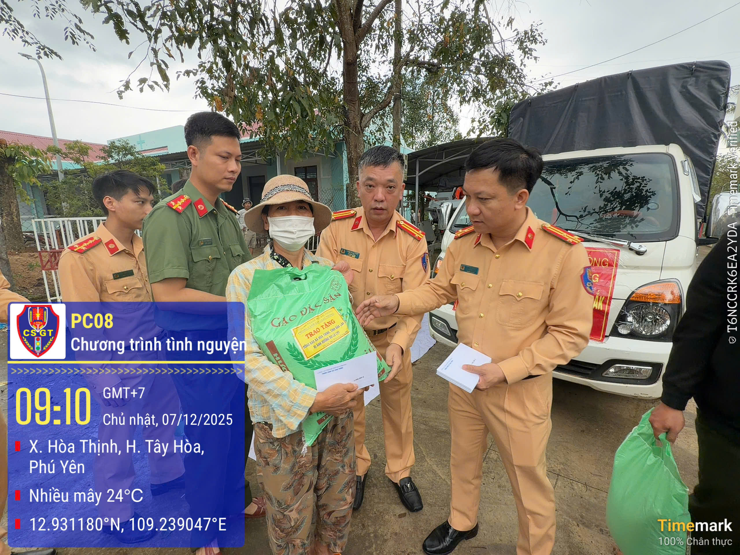 Phòng Cảnh sát giao thông: Thăm, động viên, tặng quà hỗ trợ Nhân dân bị thiệt hại do bão, lũ tại xã Hoà Thịnh, tỉnh Đăk Lăk